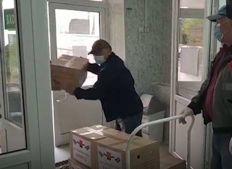 Брянские депутаты передали 100 килограммов сладостей в кардиодиспансер