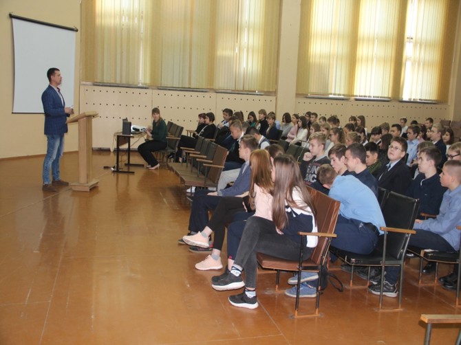 В Брянске полицейские отправились упреждать экстремизм в школах