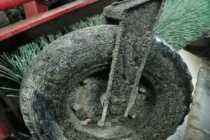 Брянские коммунальщики потеряли колесо во время очистки улиц