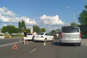 В Брянске на улице Бурова не поделили дорогу две легковушки