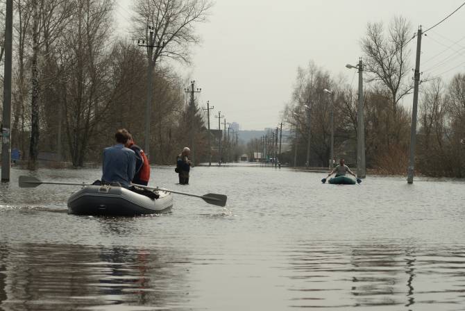 На Брянщине из-за паводка затопило три дороги и навесной мост