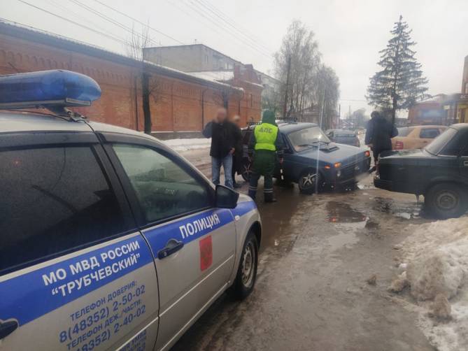В Трубчевске полицейский помог застрявшему водителю «ВАЗ» с детьми