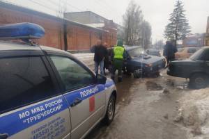 В Трубчевске полицейский помог застрявшему водителю «ВАЗ» с детьми