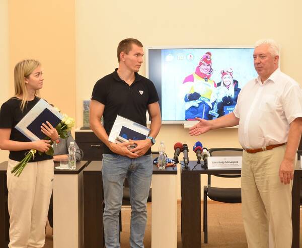 Брянский лыжник Большунов и его жена получили дипломы о высшем образовании