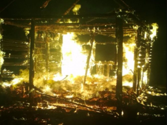 В Дятьково ночью сгорел дачный домик: есть пострадавший