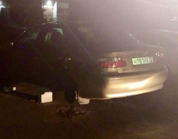 В Брянске на переулке Пилотов автоворы оставили иномарку без колёс