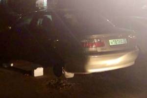 В Брянске на переулке Пилотов автоворы оставили иномарку без колёс