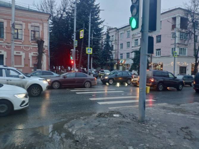Возле «Сити холла» в Брянске снова включили светофор