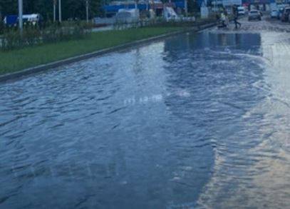 В Брянске затопило дорогу рядом с новым сквером у Лития