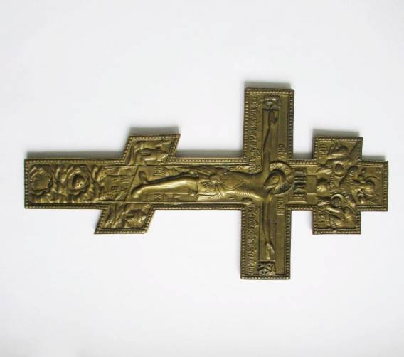 Брянские таможенники обнаружили в посылке в Молдову древние кресты