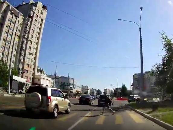 В Брянске лихой автомобилист чудом не сбил пешехода