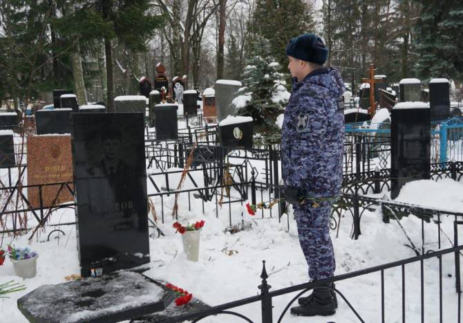 Брянские росгвардейцы почтили память погибшего 27 лет назад воина