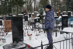 Брянские росгвардейцы почтили память погибшего 27 лет назад воина