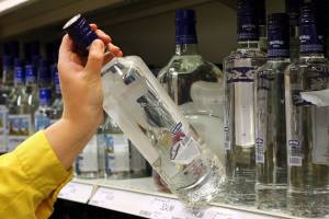 В Новозыбкове женщину осудили за кражу бутылки водки из «Магнита»