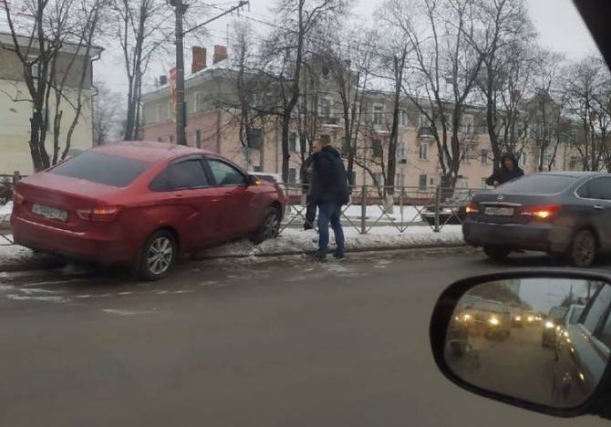 В Брянске на проспекте Московском легковушка протаранила забор