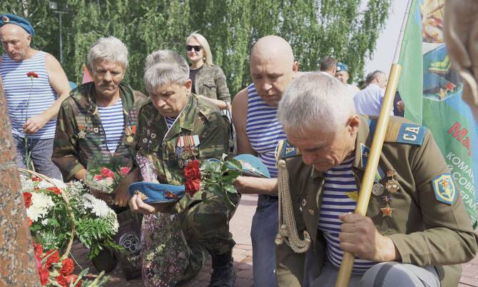 В День ВДВ в Брянске почтили память погибших десантников