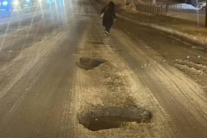 В Брянске водители остались без колёс из-за гигантских ям на Бежицкой
