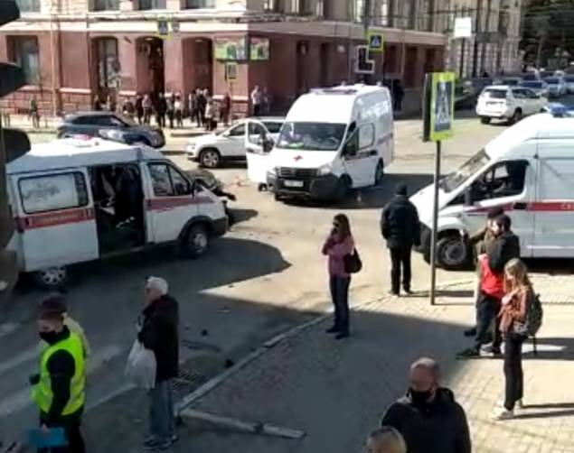 Опубликовано видео массовой аварии у ЦУМа в Брянске