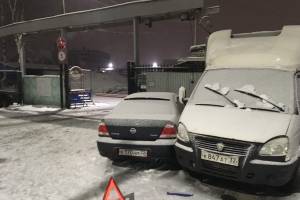 В Брянске неизвестный повредил машины у ворот БМК и скрылся