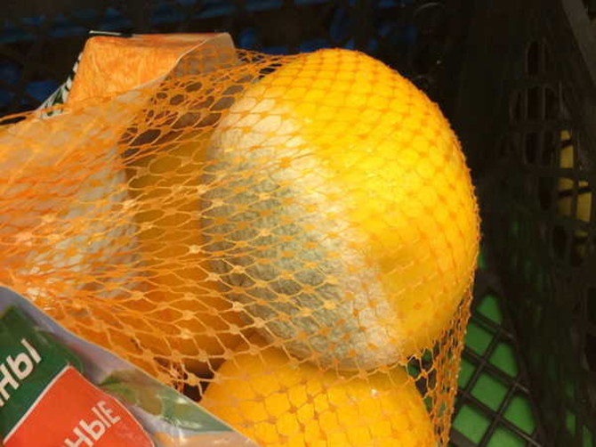 Брянцев поразили апельсины с плесенью из магазина