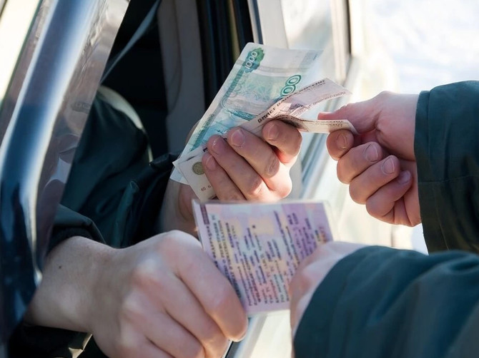 В Брянске полицейские отказались от взятки в 50 тысяч рублей