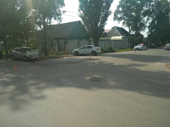В Брянске женщина сломала шею в ДТП у школы №19