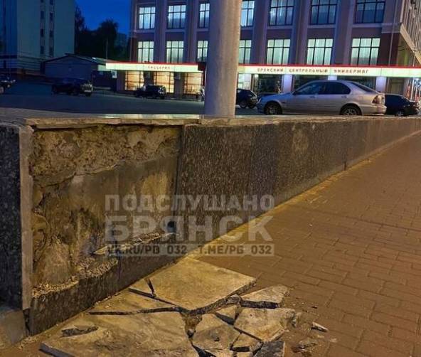 В Брянске возле ЦУМа обрушился гранитный камень