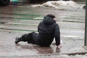 В Брянске пенсионер разбил голову на скользкой дороге