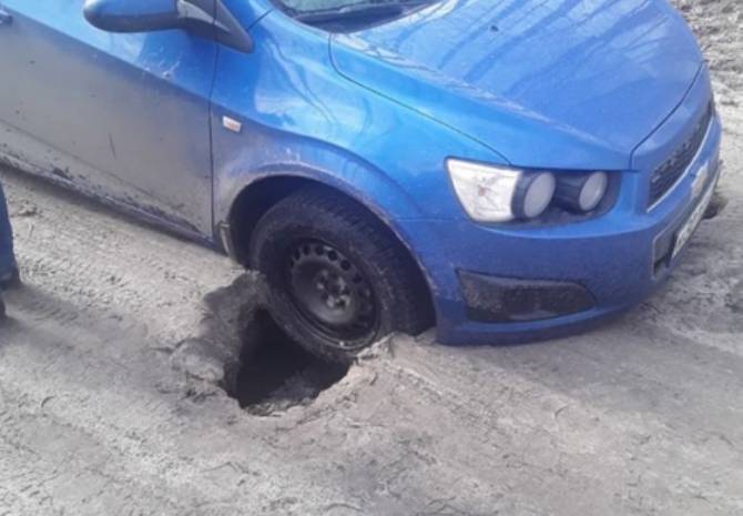 Под Карачевом автомобиль провалился в яму посреди дороги