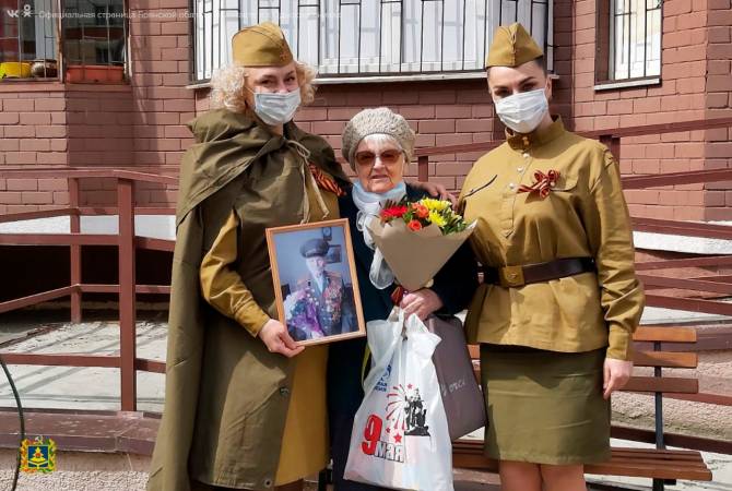 В Брянске для ветеранов войны устроили мини-концерты