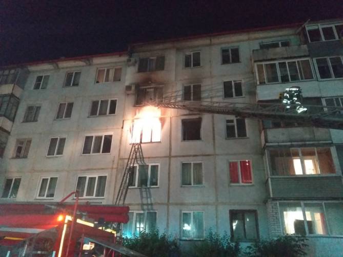 В Брянске из горящей многоэтажки эвакуировали 13 человек