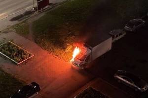 В Брянске ночью сгорел припаркованный автомобиль
