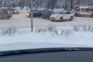 В Брянске возле БГУ в аварию попал Porsche Cayenne