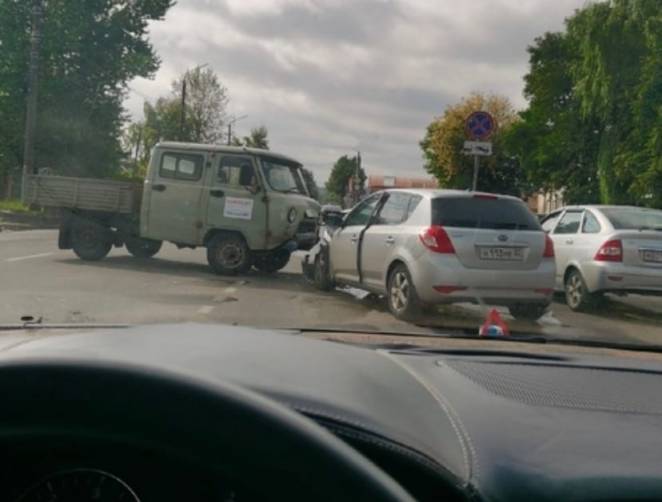 В Брянске на улице Литейной разбились легковушка и грузовик