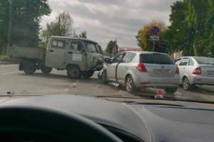 В Брянске на улице Литейной разбились легковушка и грузовик