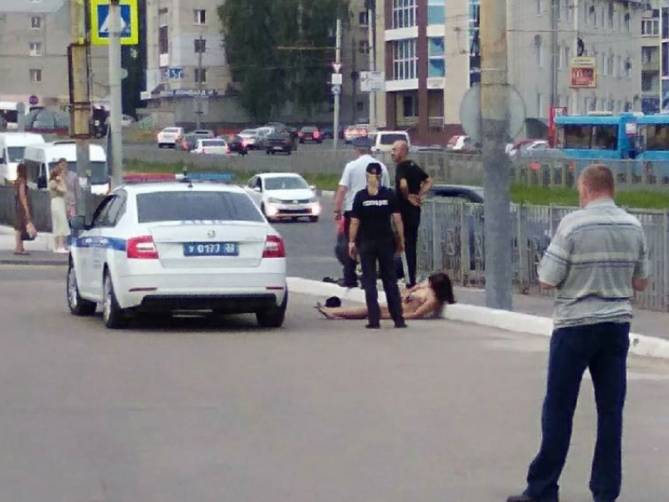 В Брянске умерла девушка, раздевшаяся догола на глазах полицейских