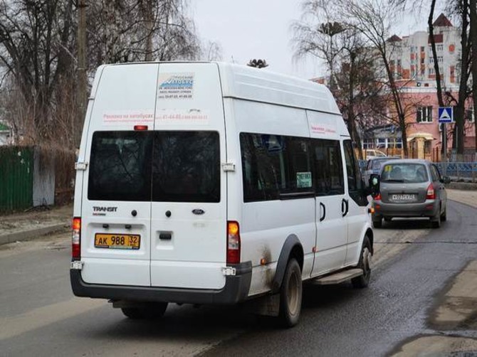 В Брянск водитель маршрутки рекламировал ломбард