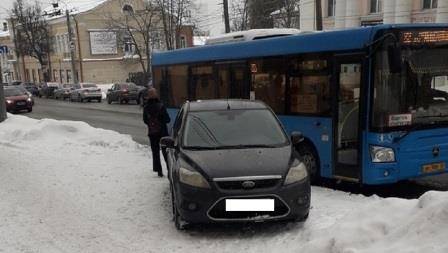 В Брянске оштрафовали автохама за парковку на автобусной остановке