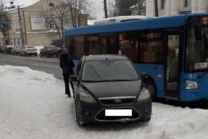 В Брянске оштрафовали автохама за парковку на автобусной остановке