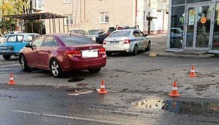 В Брянске водитель Chevrolet сломал 83-летней пенсионерке ногу на парковке