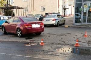В Брянске водитель Chevrolet сломал 83-летней пенсионерке ногу на парковке