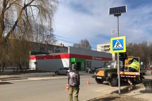 В Новозыбкове устанавливают светофоры на солнечных батареях