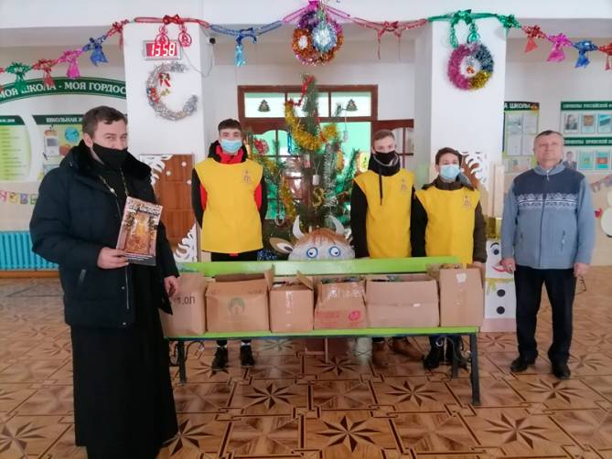 Сладкие рождественские подарки передали Унечской школе-интернату