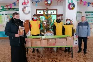 Сладкие рождественские подарки передали Унечской школе-интернату