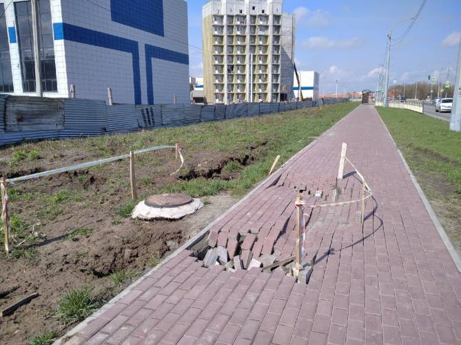 В Брянске разрушенный тротуар у Дворца единоборств восстановит подрядчик