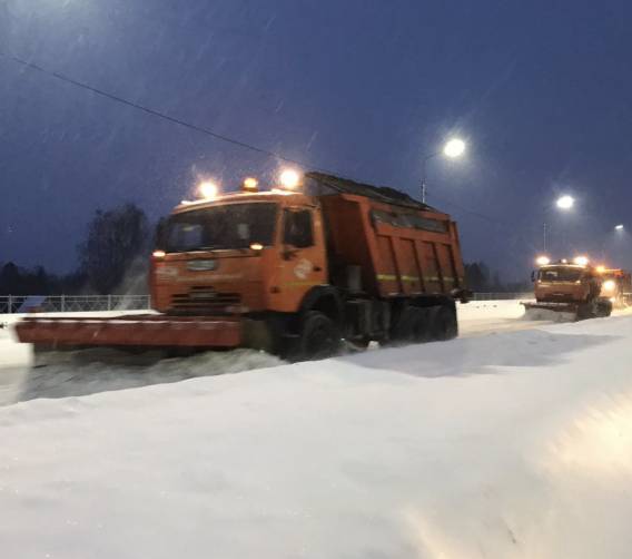 В Брянске дорожники вышли на битву со снегом