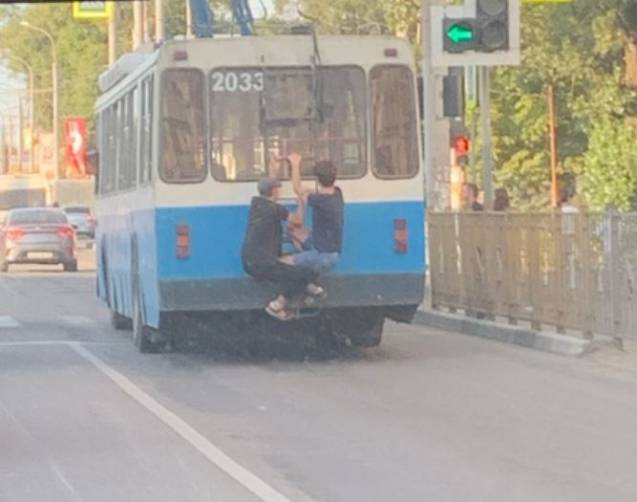 В Брянске сфотографировали на троллейбусе двух подростков-зацеперов