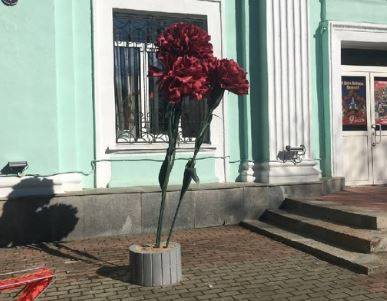 У входа в администрацию Володарки поставили «могильные» цветы