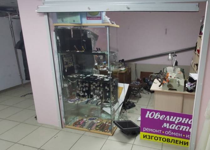 В брянском торговом центре украли 10 тысяч рублей и 12 украшений