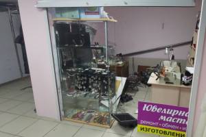 В брянском торговом центре украли 10 тысяч рублей и 12 украшений